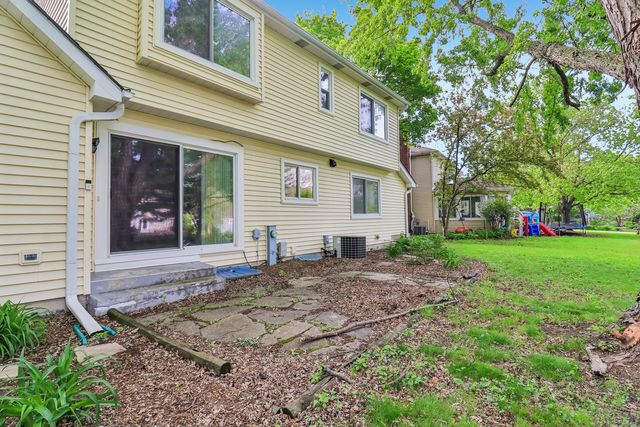 733 Buttonwood Circle SE, Naperville, IL 60540
