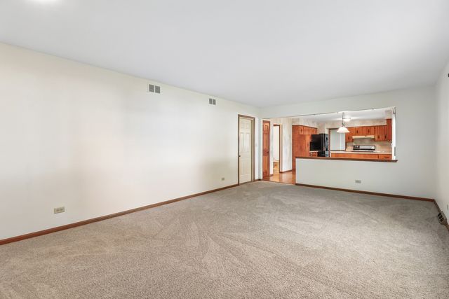 733 Buttonwood Circle SE, Naperville, IL 60540