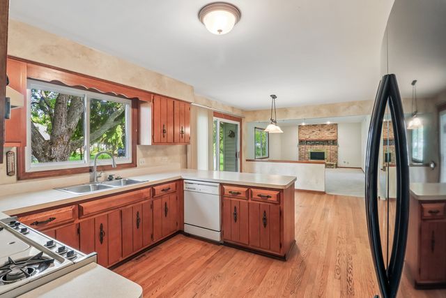 733 Buttonwood Circle SE, Naperville, IL 60540
