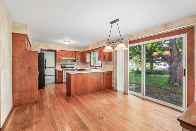 733 Buttonwood Circle SE, Naperville, IL 60540