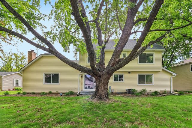 733 Buttonwood Circle SE, Naperville, IL 60540