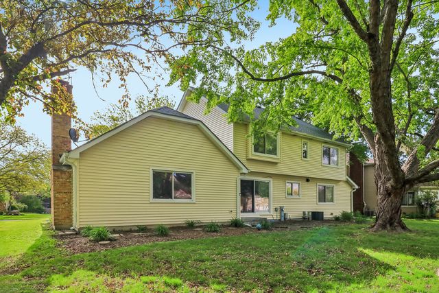 733 Buttonwood Circle SE, Naperville, IL 60540