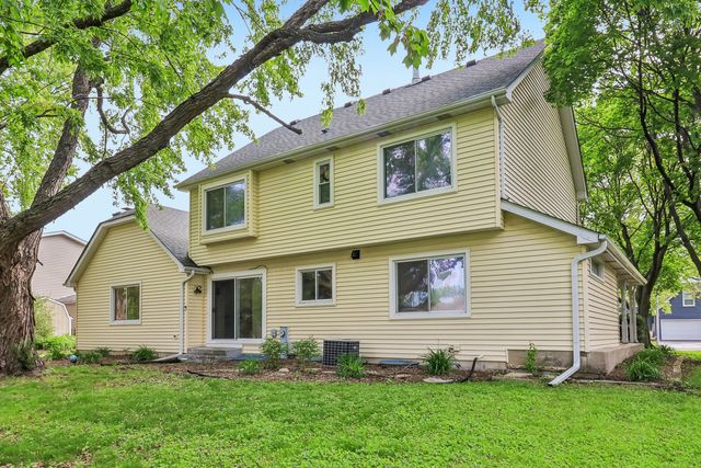 733 Buttonwood Circle SE, Naperville, IL 60540