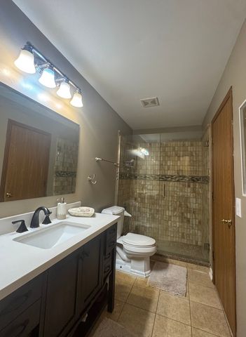 2833 Apple Avenue, Waukegan, IL 60085