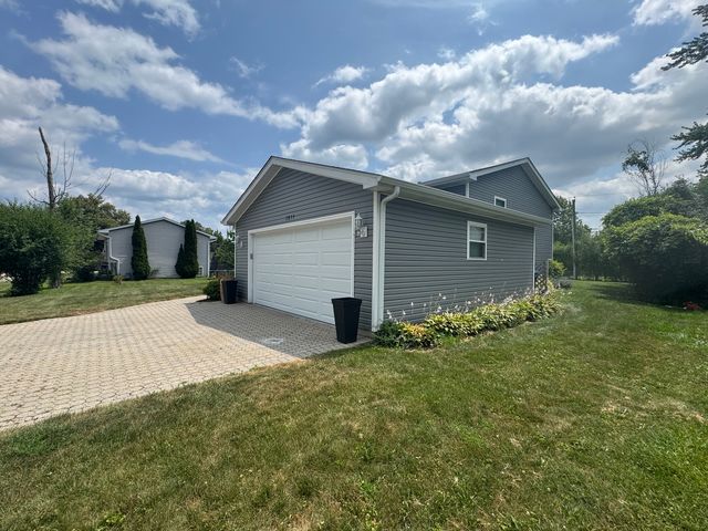 2833 Apple Avenue, Waukegan, IL 60085