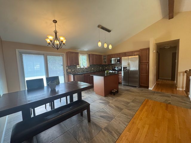 2833 Apple Avenue, Waukegan, IL 60085