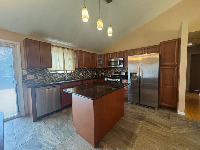 2833 Apple Avenue, Waukegan, IL 60085