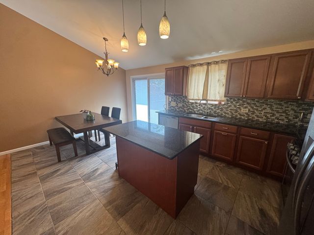 2833 Apple Avenue, Waukegan, IL 60085