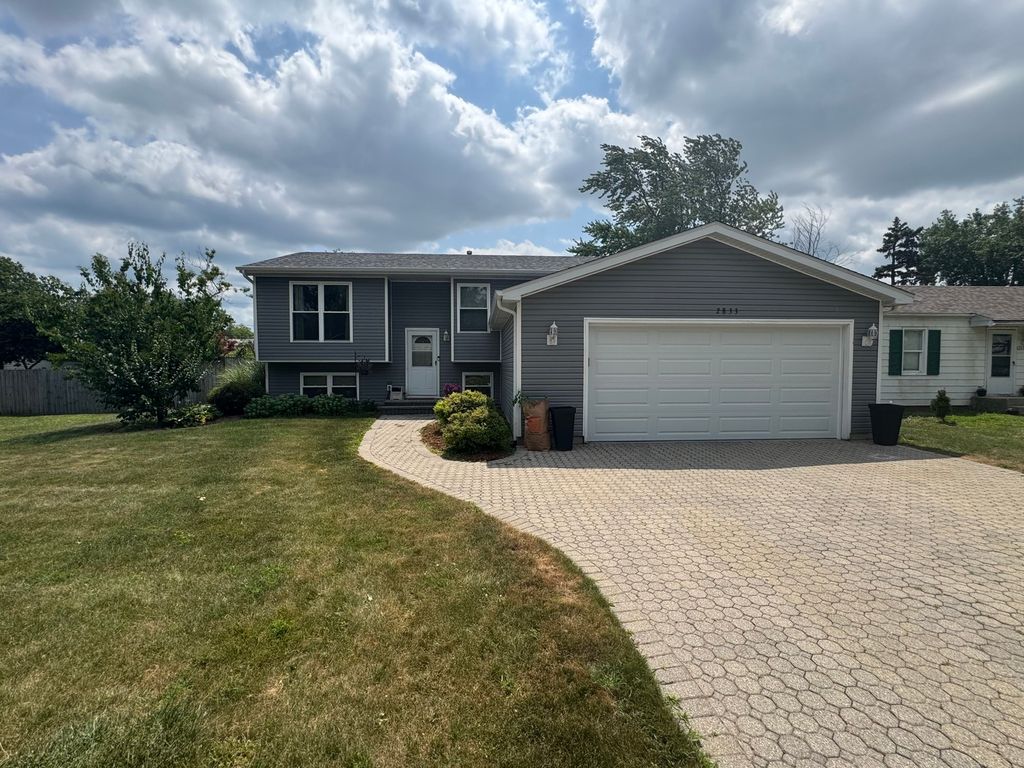 2833 Apple Avenue, Waukegan, IL 60085