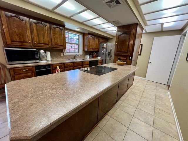 1809 Woodvine St, Longview, TX 75604