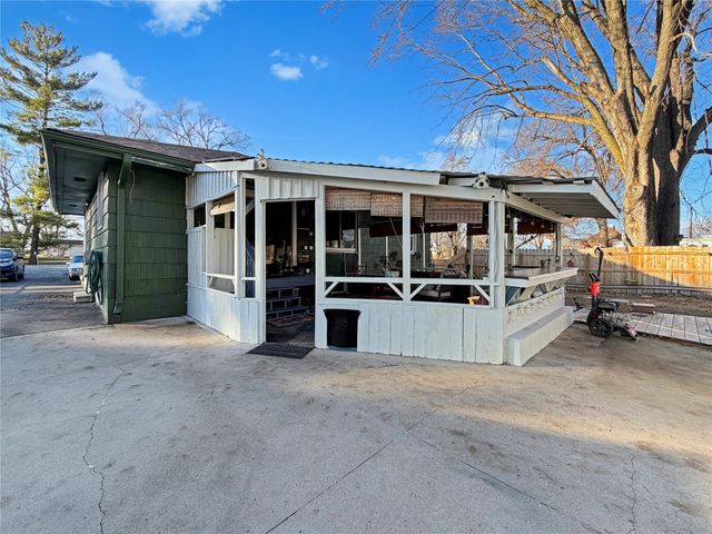 4027 NE 43rd Court, Des Moines, IA 50317