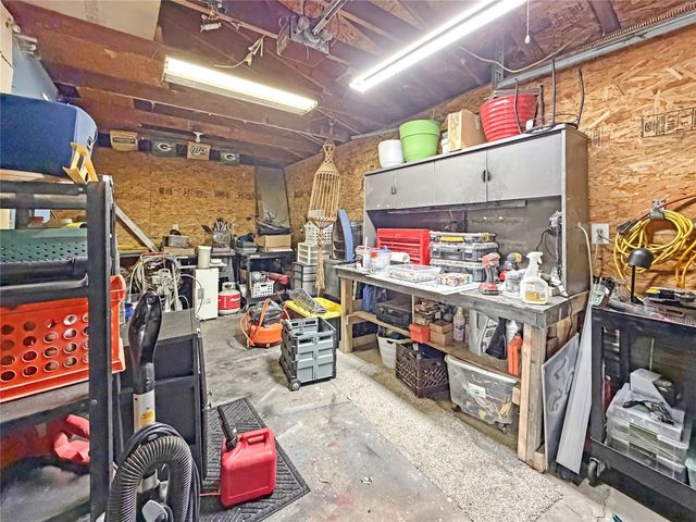 4027 NE 43rd Court, Des Moines, IA 50317