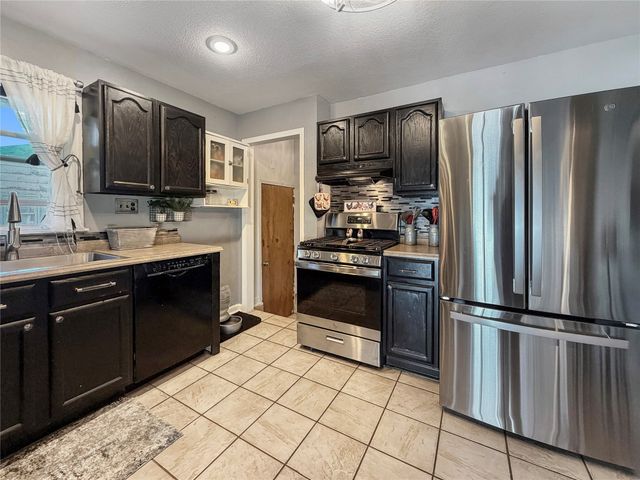 4027 NE 43rd Court, Des Moines, IA 50317