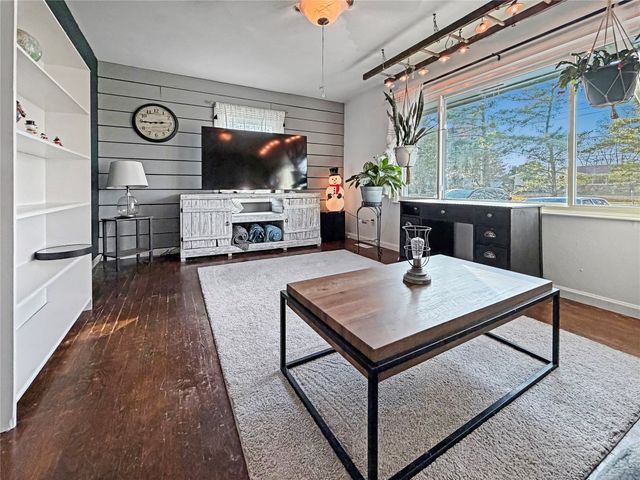 4027 NE 43rd Court, Des Moines, IA 50317