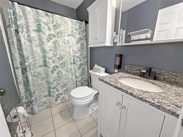 4027 NE 43rd Court, Des Moines, IA 50317