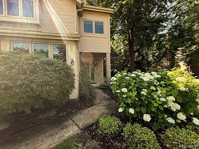 8767 Townsend Drive, White Lake, MI 48386