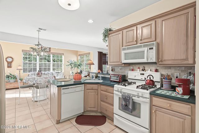 18 Pier Point, Tuckerton, NJ 08087