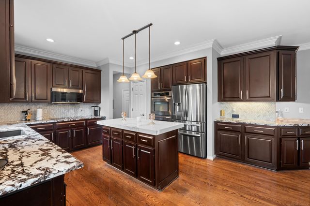 2250 Hawthorne Drive, Utica, MI 48316