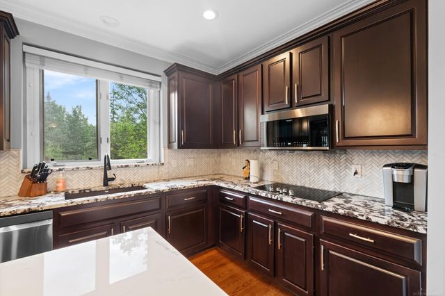 2250 Hawthorne Drive, Utica, MI 48316