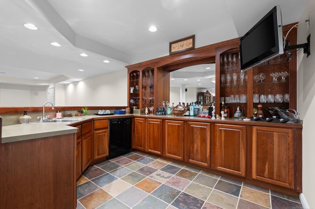 2250 Hawthorne Drive, Utica, MI 48316
