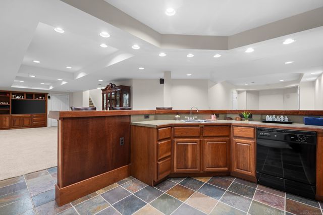 2250 Hawthorne Drive, Utica, MI 48316