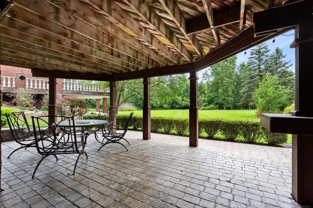 2250 Hawthorne Drive, Utica, MI 48316