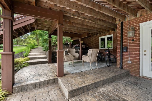 2250 Hawthorne Drive, Utica, MI 48316