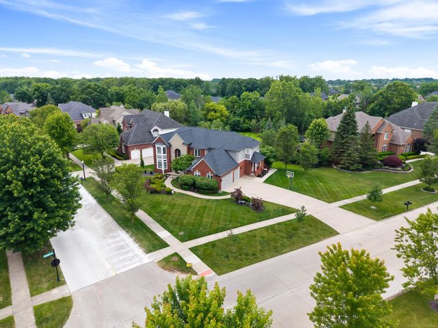 2250 Hawthorne Drive, Utica, MI 48316