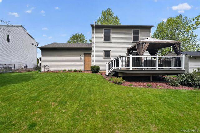 764 Town Trail, Pinckney Village, MI 48169