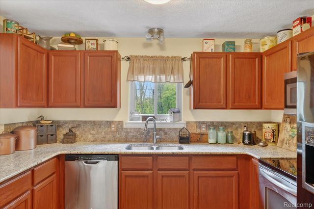 764 Town Trail, Pinckney Village, MI 48169