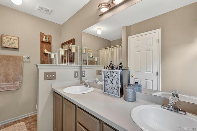764 Town Trail, Pinckney Village, MI 48169