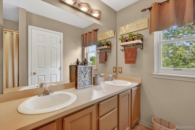 764 Town Trail, Pinckney Village, MI 48169