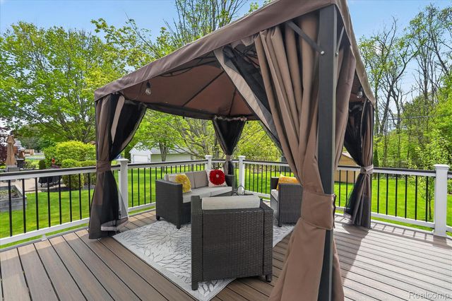 764 Town Trail, Pinckney Village, MI 48169