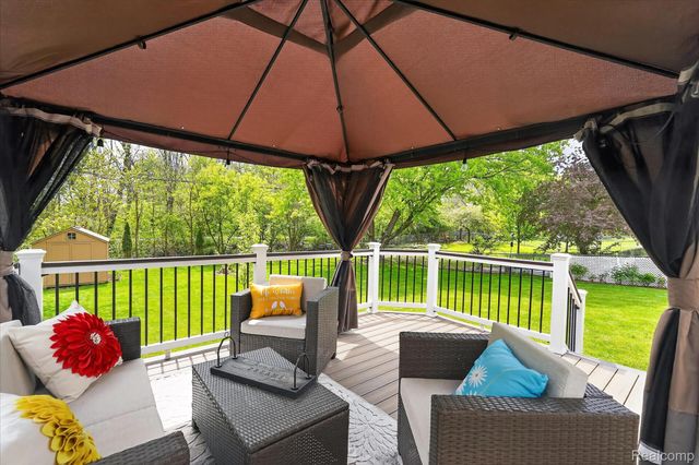 764 Town Trail, Pinckney Village, MI 48169
