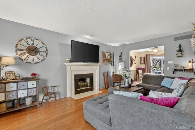 764 Town Trail, Pinckney Village, MI 48169