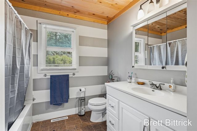 2810 20 Mile Road, Kent City, MI 49330
