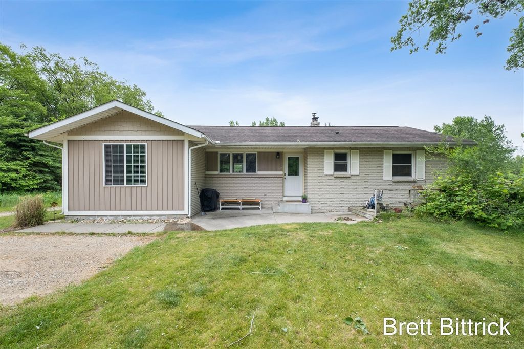 2810 20 Mile Road, Kent City, MI 49330