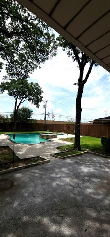 218 W Holland Drive, Irving, TX 75062