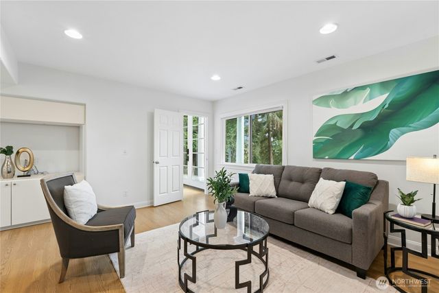 13130 Holmes Point Drive NE, Kirkland, WA 98034