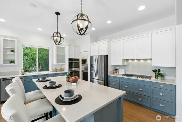 13130 Holmes Point Drive NE, Kirkland, WA 98034