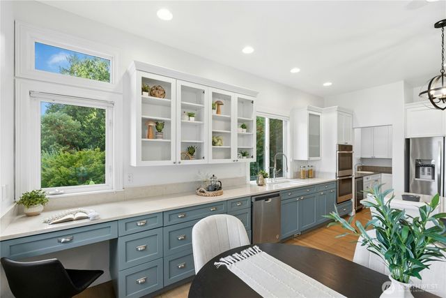 13130 Holmes Point Drive NE, Kirkland, WA 98034