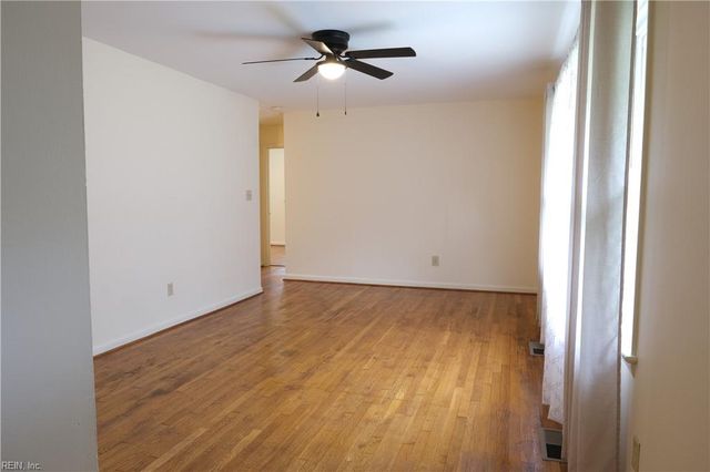 57 Peters LN, Newport News, VA 23606