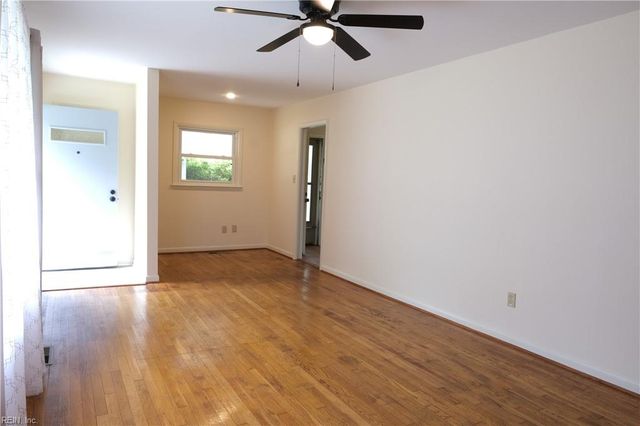 57 Peters LN, Newport News, VA 23606
