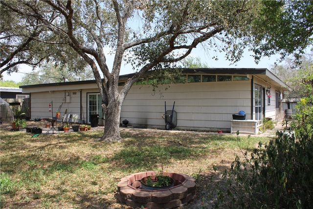 717 Santa Barbara Dr, Kingsville, TX 78363
