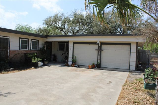 717 Santa Barbara Dr, Kingsville, TX 78363