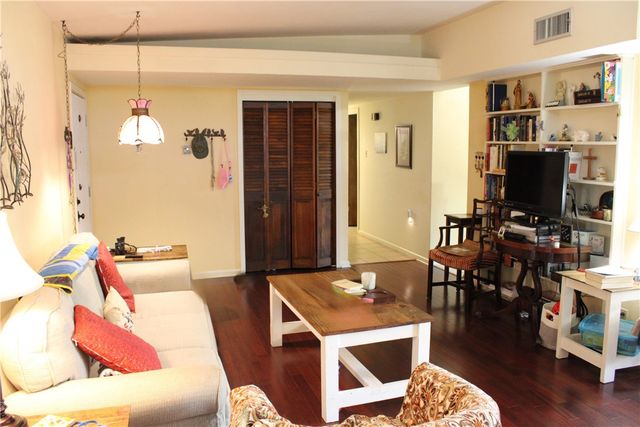 717 Santa Barbara Dr, Kingsville, TX 78363