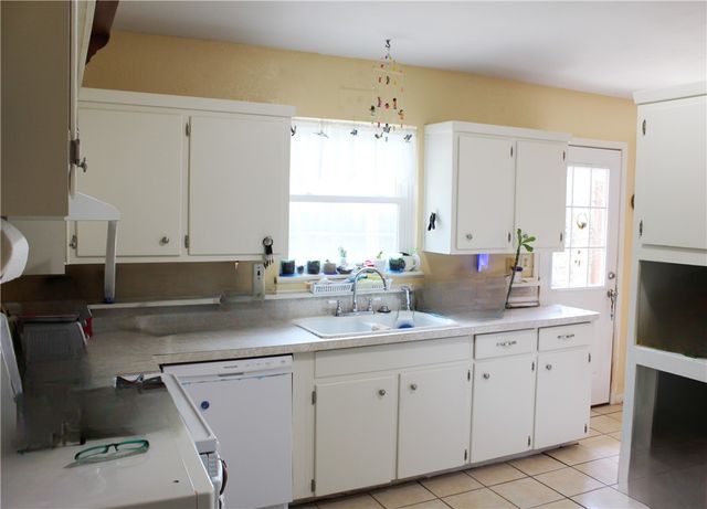 717 Santa Barbara Dr, Kingsville, TX 78363