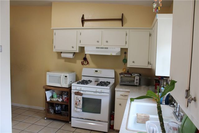 717 Santa Barbara Dr, Kingsville, TX 78363