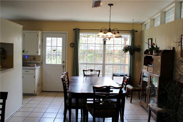 717 Santa Barbara Dr, Kingsville, TX 78363