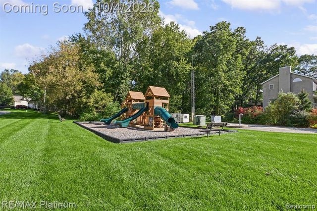 2351 Hickory Circle Drive, Howell, MI 48855